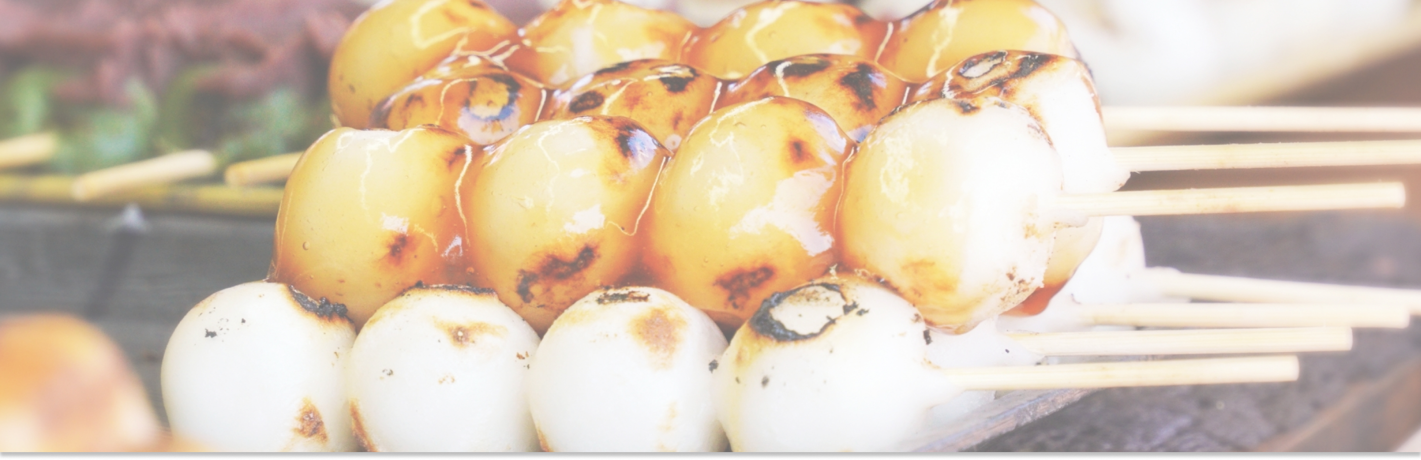 画像：店先に団子が並んでいる